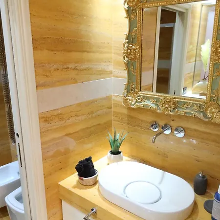 Luxury Flats Piazza Erbe, Floor 3 Apartment *